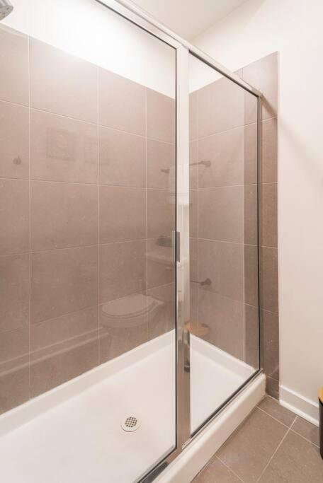 Charming Cozy Apartment With Wi-Fi & Free Parking Σάρλοτ Εξωτερικό φωτογραφία