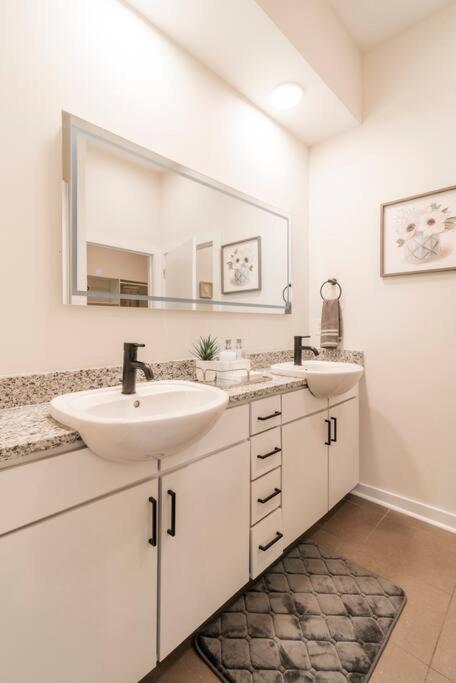 Charming Cozy Apartment With Wi-Fi & Free Parking Σάρλοτ Εξωτερικό φωτογραφία
