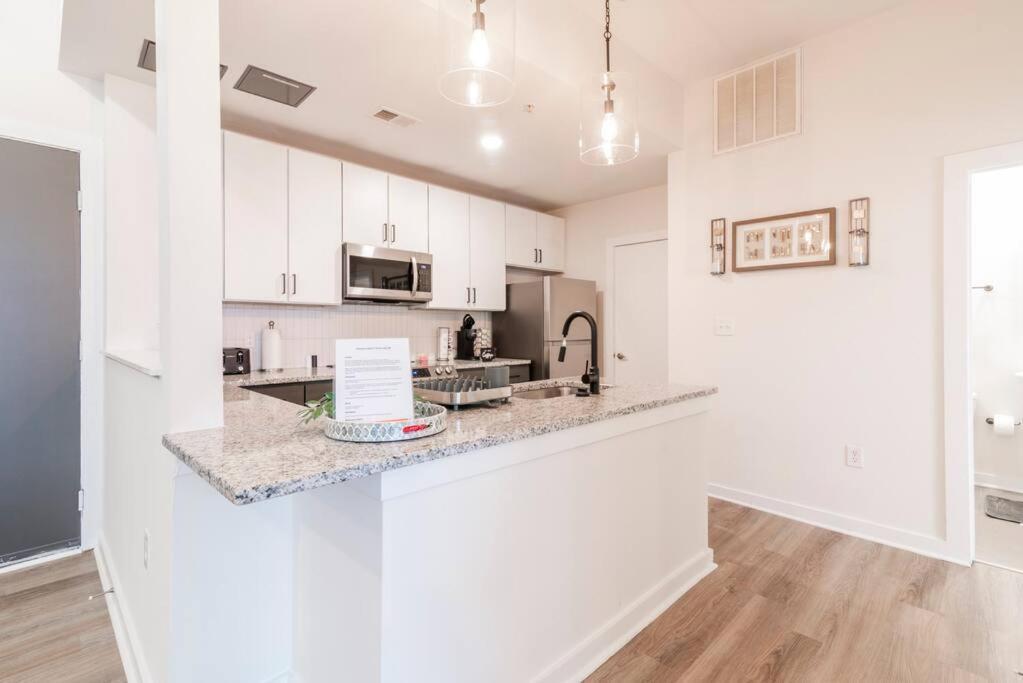 Charming Cozy Apartment With Wi-Fi & Free Parking Σάρλοτ Εξωτερικό φωτογραφία